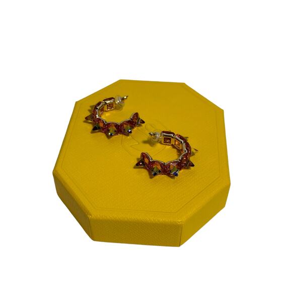 Swarovski Ortyx hoop earrings Pyramid cut, Pink, Gold-tone plated - Picture 4 of 8